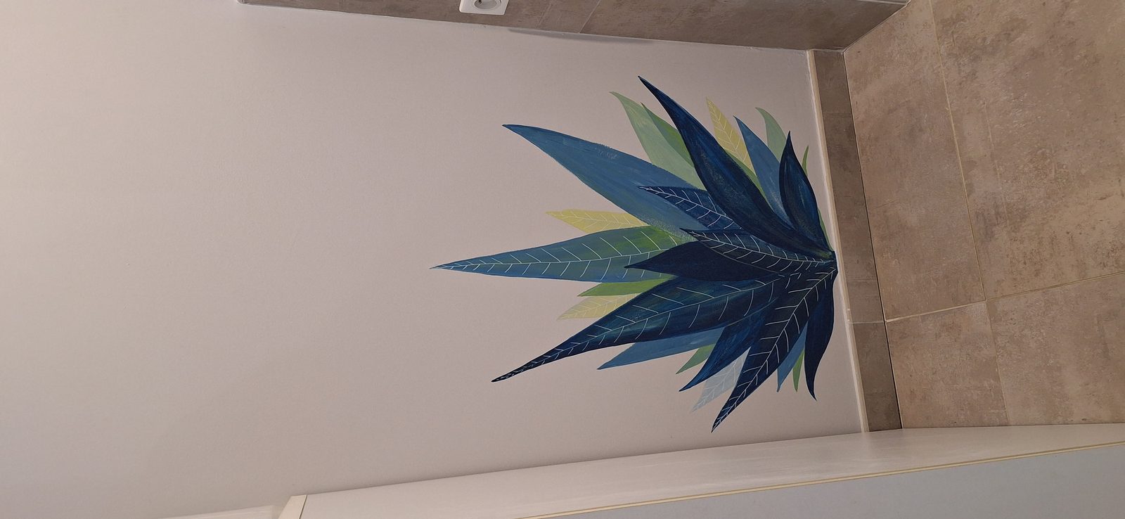 Agave bleu peint sur un mur