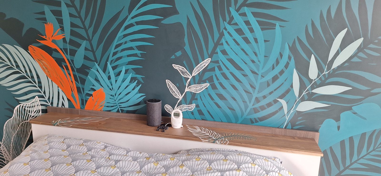 Fresque tropicale derrière un lit